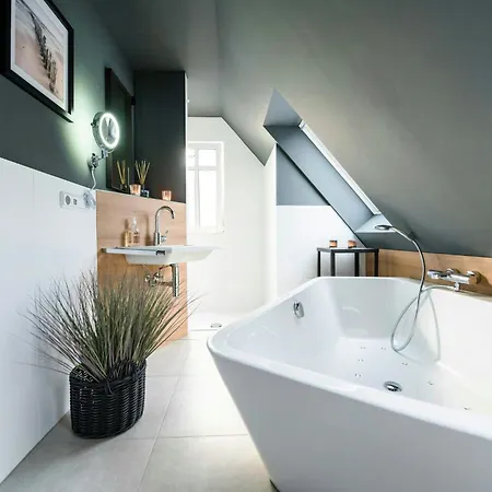 Luxury With Lagoon View In Loddin בית נופש